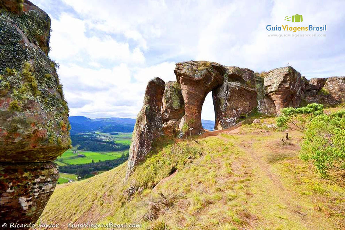 Imagem das belas rochas do Morro do Campestre.