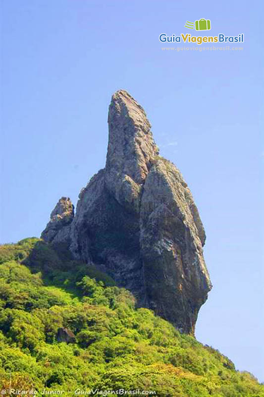 Imagem do Morro do Pico, em Fernando de Noronha, Pernambuco, Brasil.