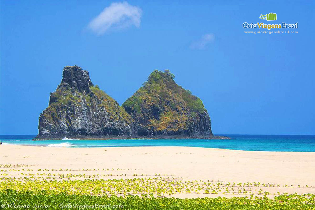 Imagem da encantadora paisagem do Morro Dois Irmãos, em Fernando de Noronha, Pernambuco, Brasil