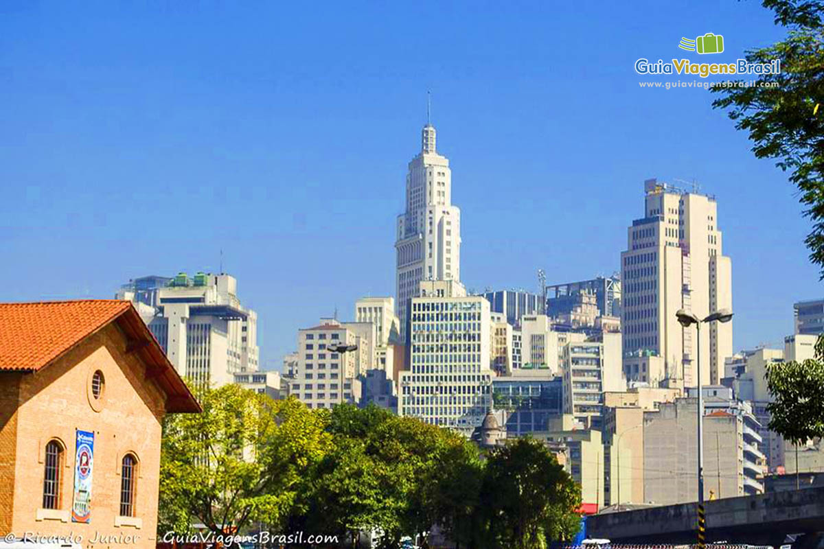 Imagem dos prédios que possui em torno do Museu Catavento, em São Paulo.