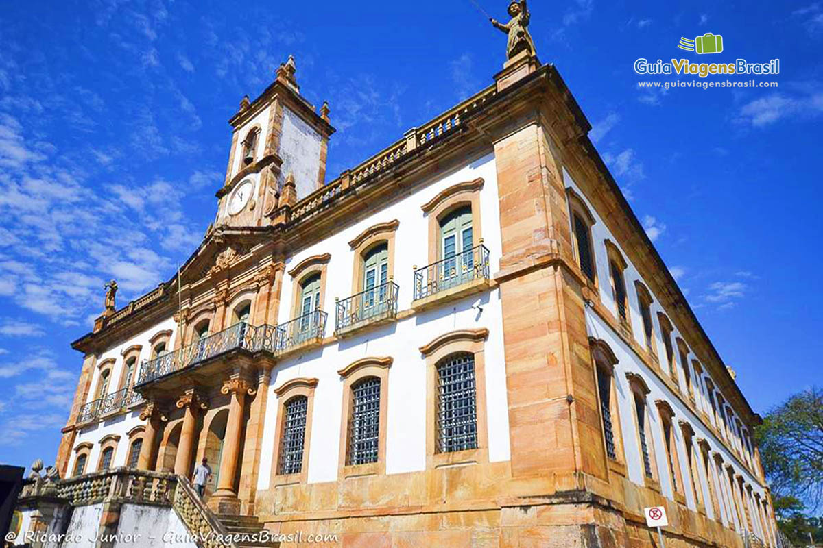 Imagem da lateral e da fachada do museu.