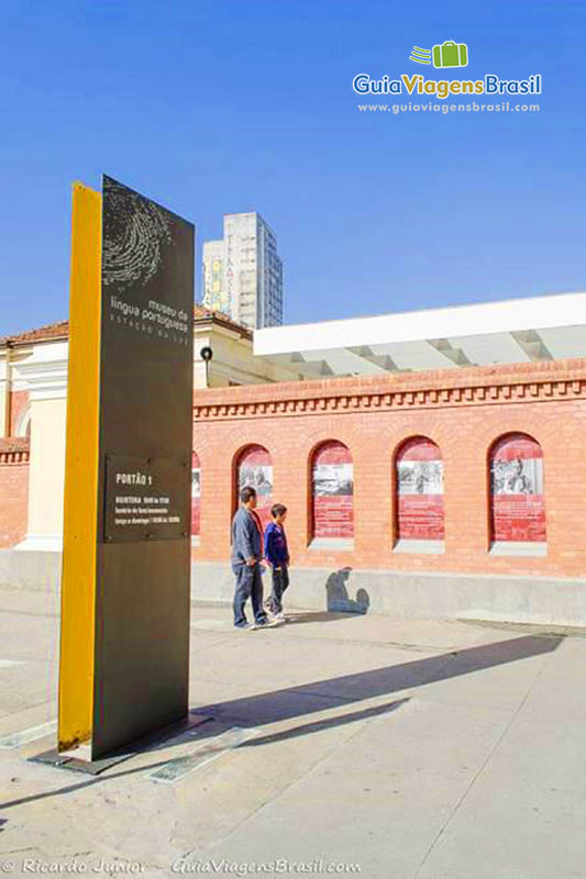 Imagem da entrada do Museu da Língua Portuguesa, em São Paulo.