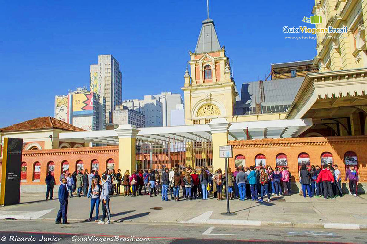 Imagem da faixada do Museu da Língua Portuguesa que fica na Estação da Sé, em São Paulo, Brasil.