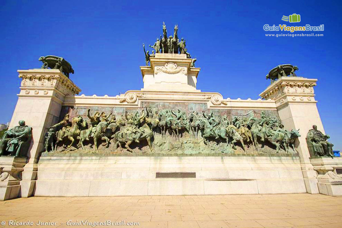 Imagem dos detalhes do Monumento do Museu do Ipiranga. 