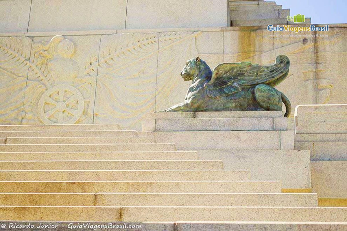 Imagem de escultura feita de granito e bronze, no Museu do Ipiranga.