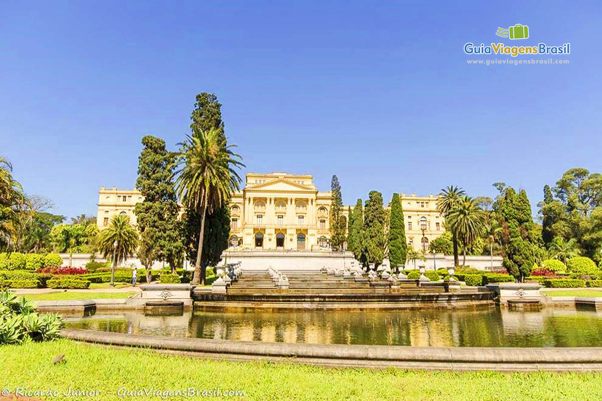 Imagem do lado e as escadarias representa o rio Tietê, no Museu do Ipiranga, em São Paulo.