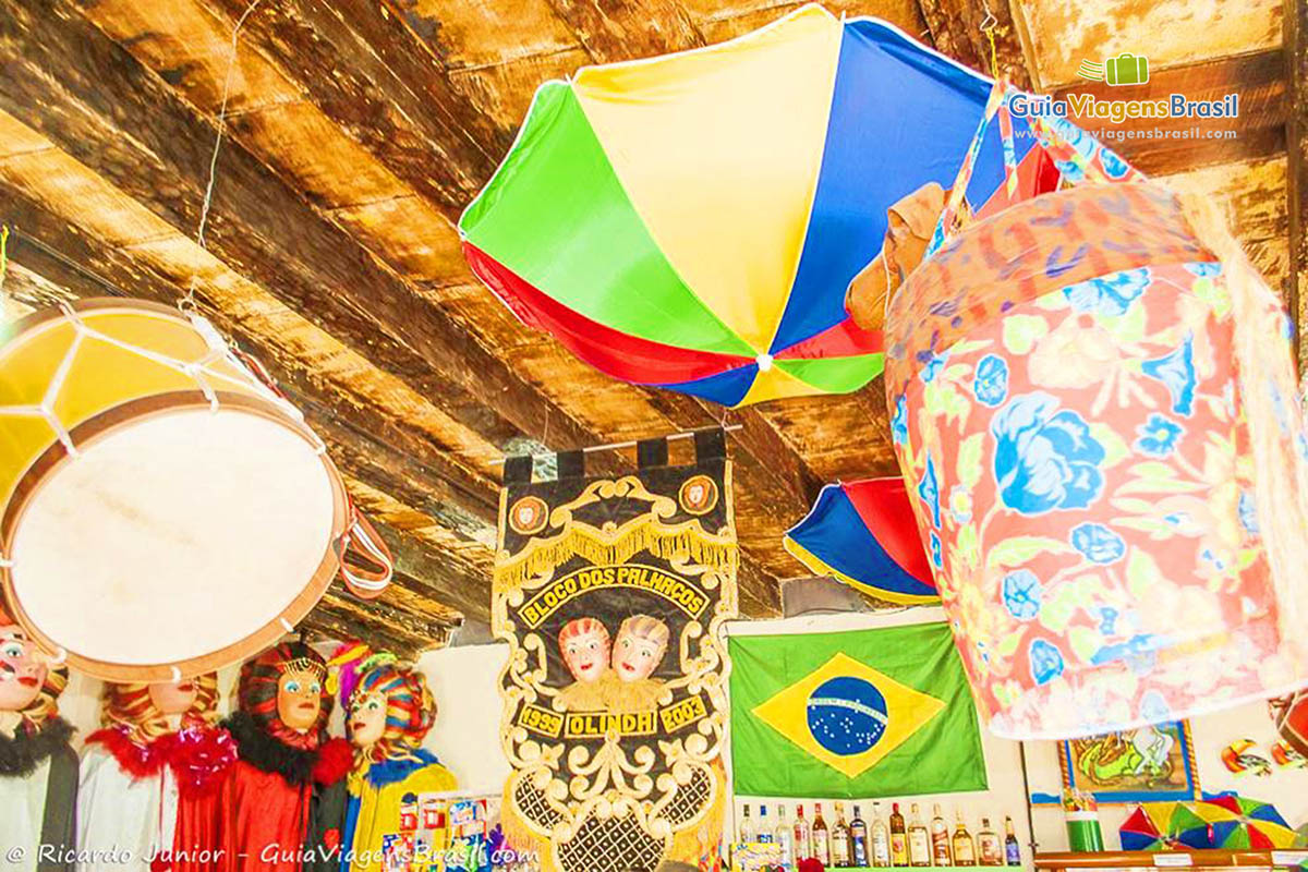 Imagem de bonecos e instrumentos utilizados no carnaval de Olinda.