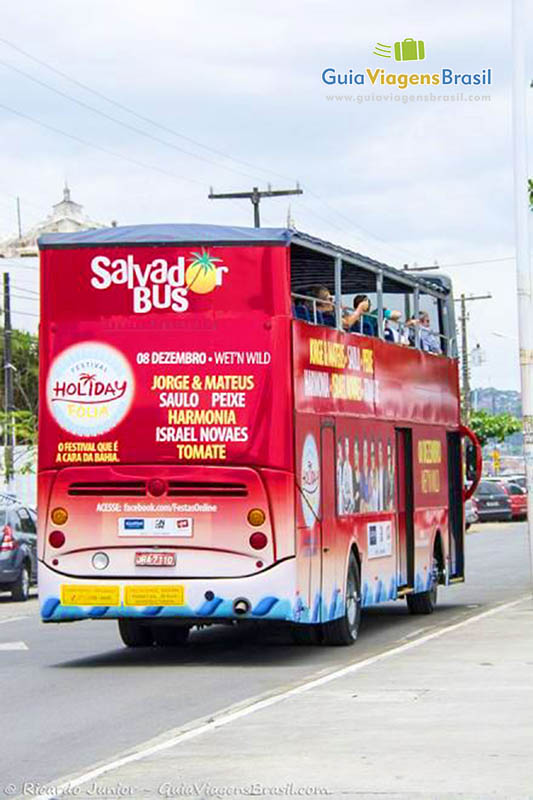 Imagem do ônibus turístico que a cidade de Salvador tem para oferecer aos seus turistas.