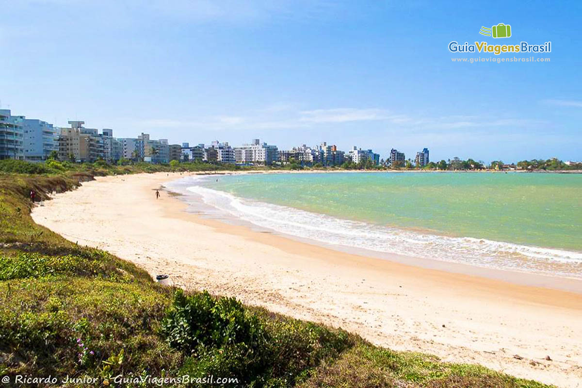 Imagem de toda extensão da Praia Peracanga, em Guarapari.