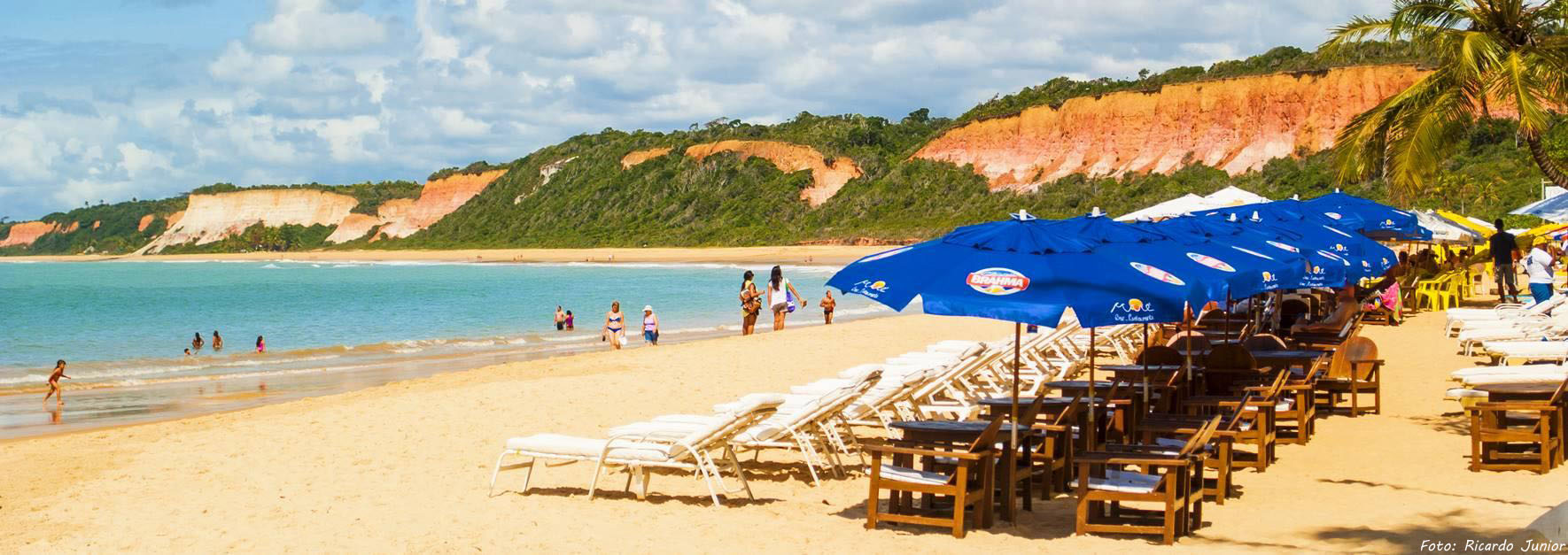 Arraial repletas de piscinas naturais, águas calmas e azuis e falésias de tons coloridos