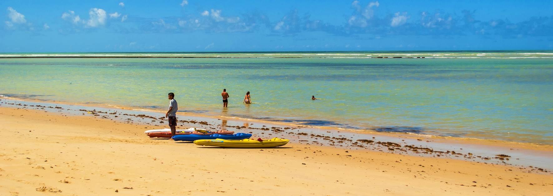 ÁGUAS CRISTALINAS IDEAIS PARA COMTEMPLAR AS BELEZAS DO MAR