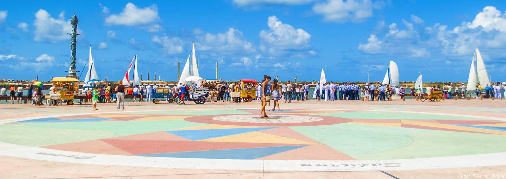 Faça um passeio pelo Recife Antigo.