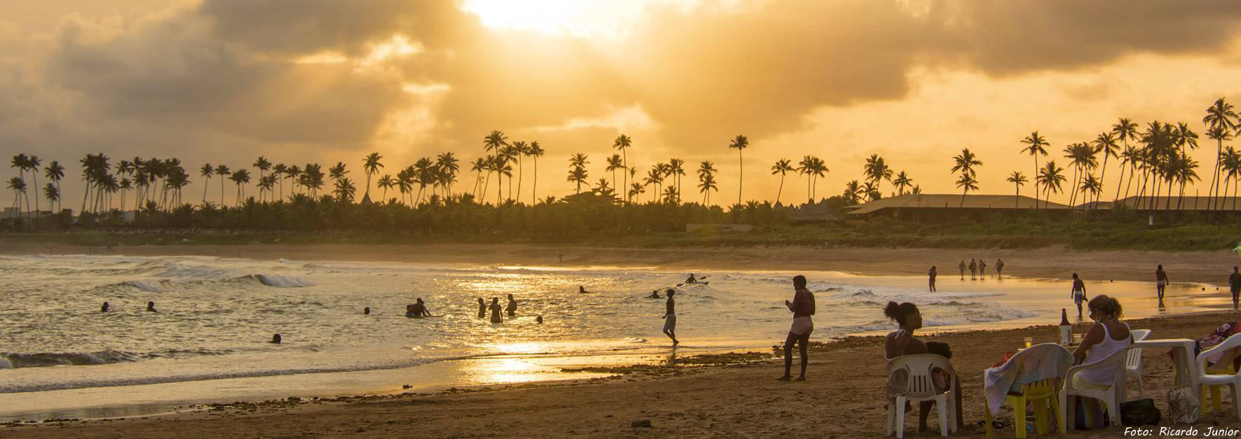 BELO ENTARDECER COM A FAMÍLIA E AMIGOS