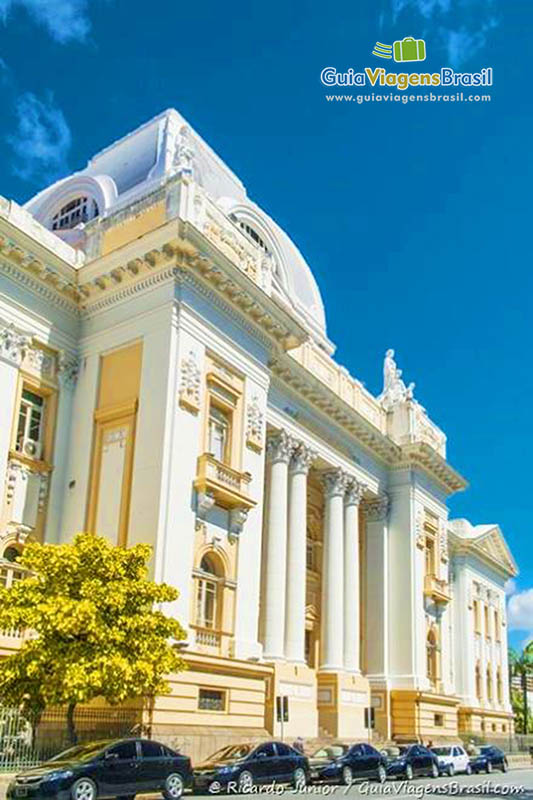 Imagem da Fachada do Palácio da   Justiça de Pernambuco, uma das mais imponentes construções do Recife Antigo.