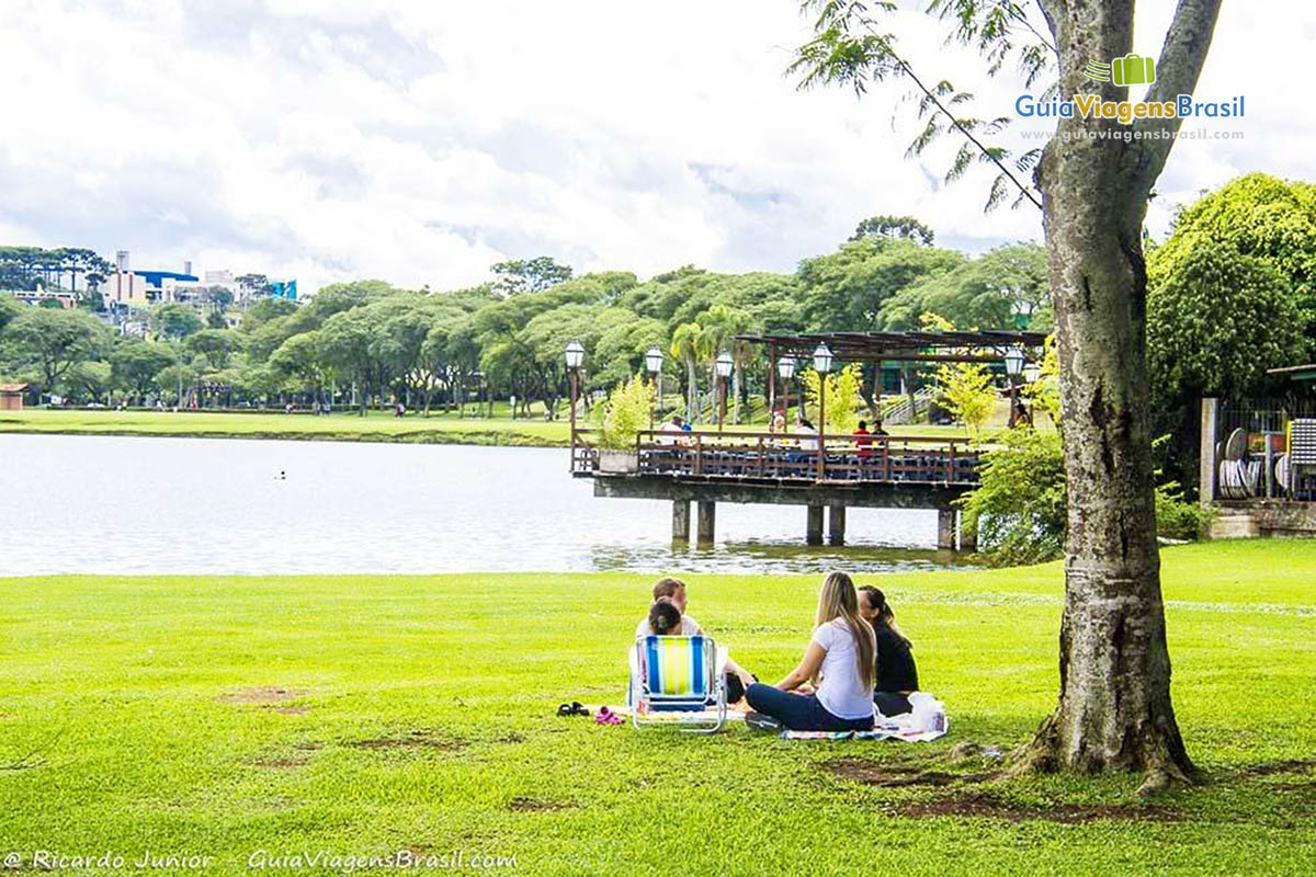 Imagem de amigas no Parque Birigui, PR.