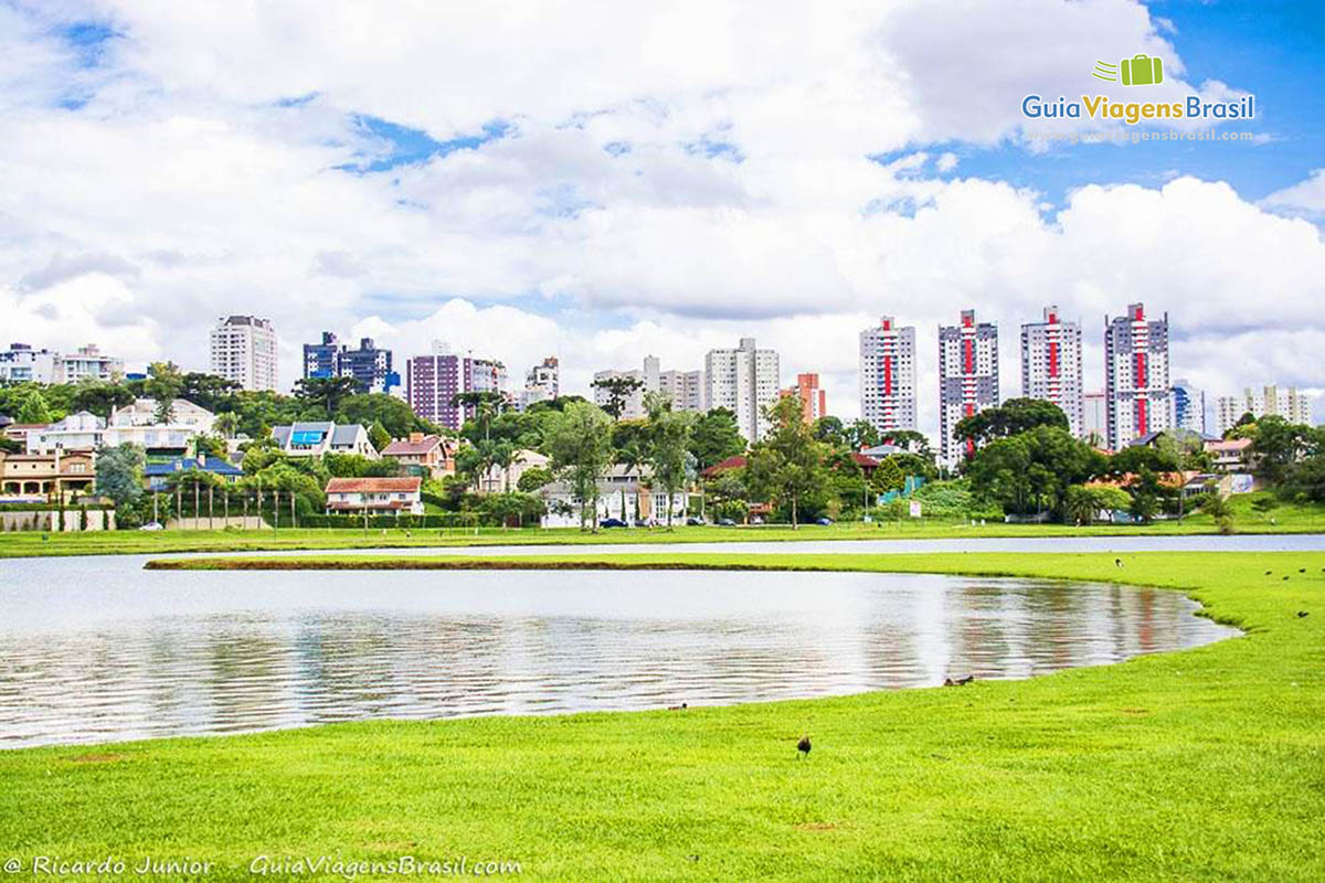 Imagem do lago situado no Parque Birigui, em Curitiba.