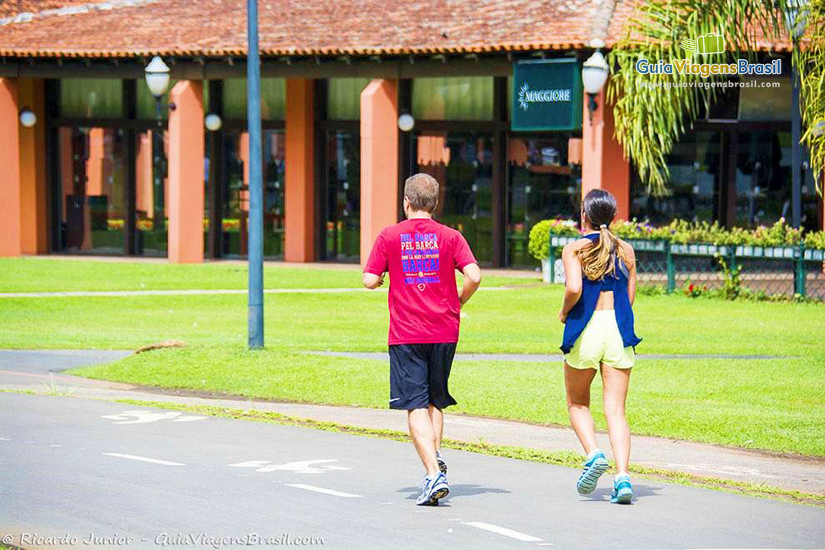 Imagem de casal correndo no Parque, em Curitiba.