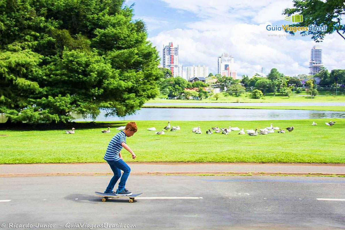 Imagem de menino andando de skate.