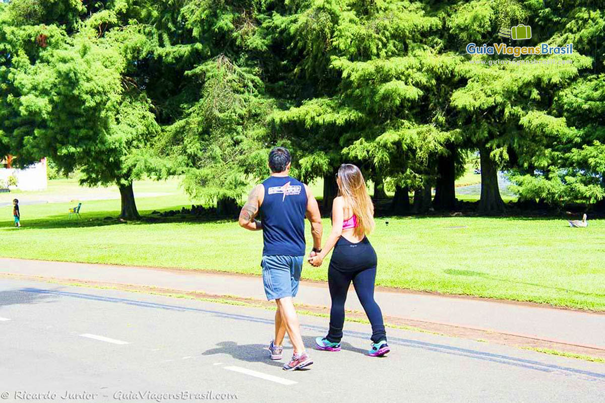 Imagem de moradores caminhando a tarde no Parque Birigui.