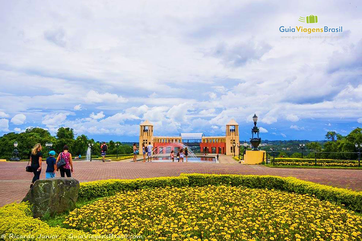 Imagem do jardim e ao fundo o Parque Tanguá.