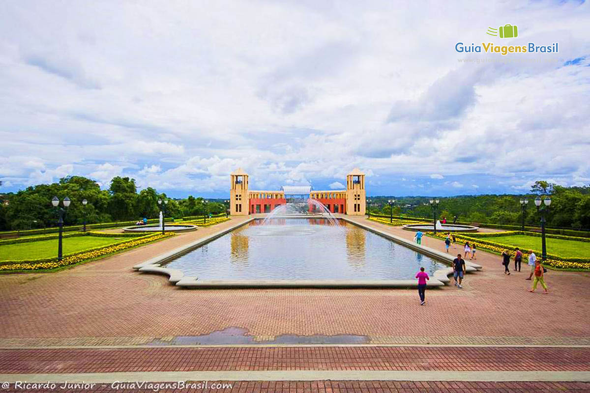 Imagem do lago no Parque Tanguá, em Curitiba, PR.