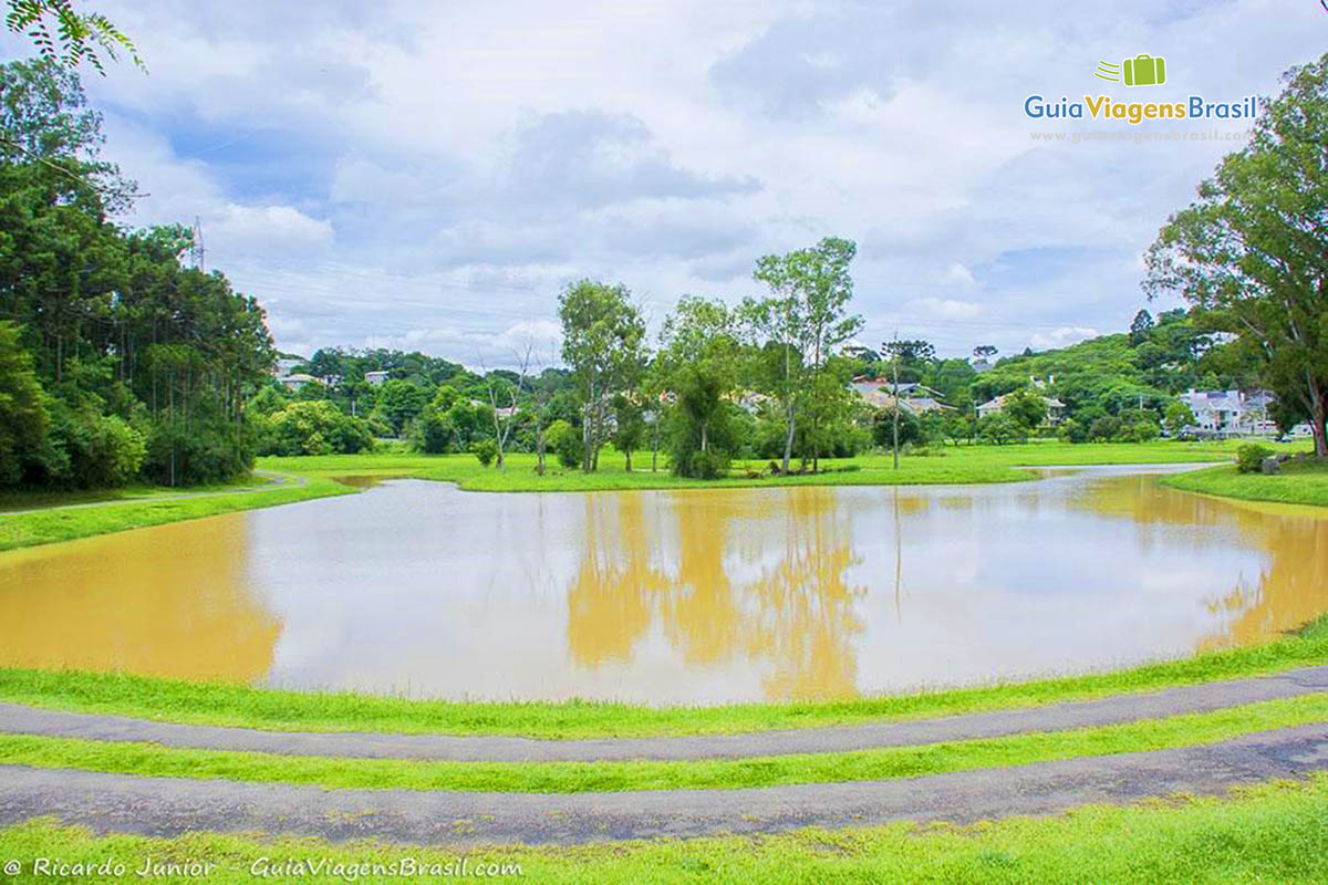 Imagem do lago no Parque do Tingui, em Curitiba.