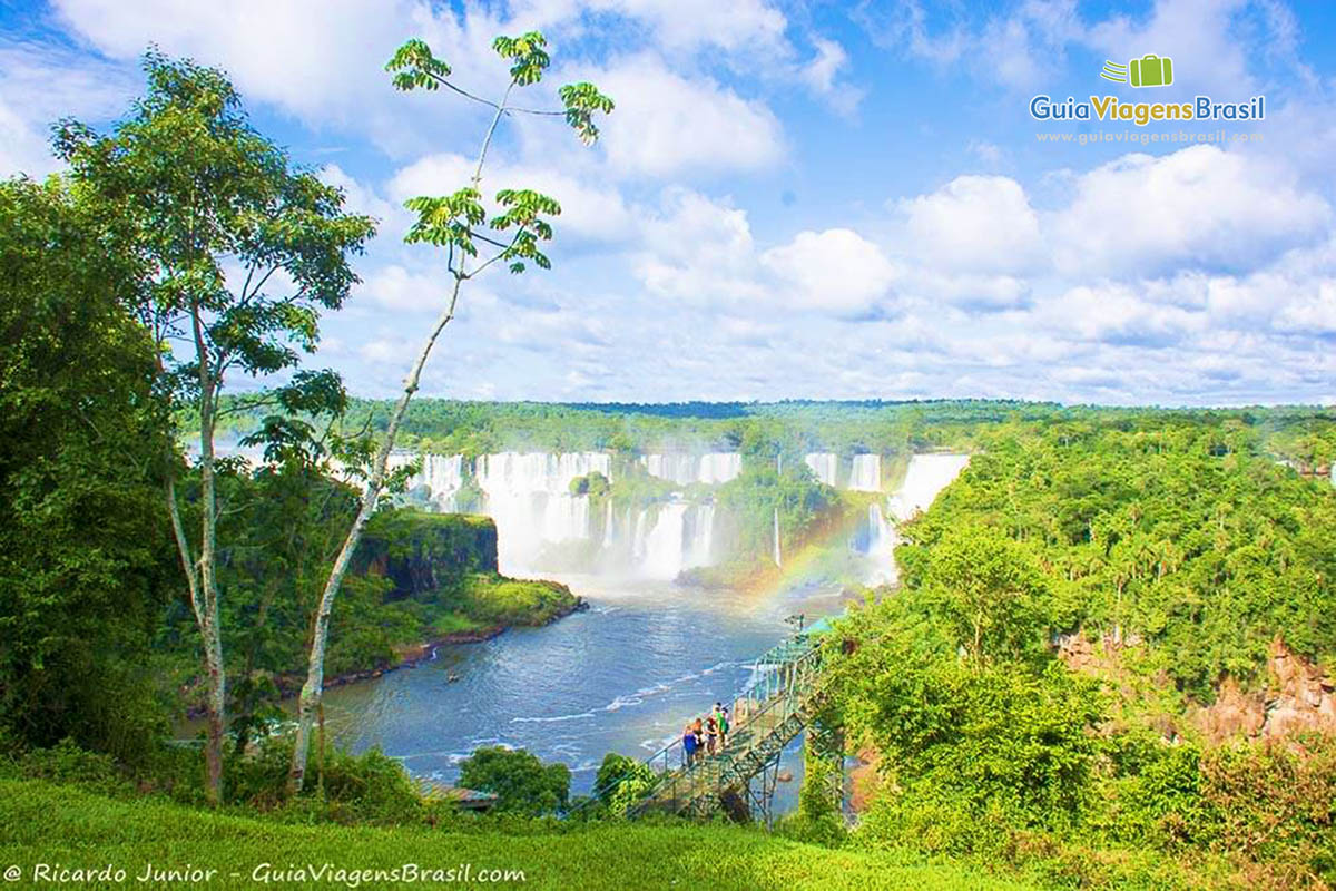 Imagem bela da queda d`água e um lindo arco íris no Parque Nacional do Iguaçu. 