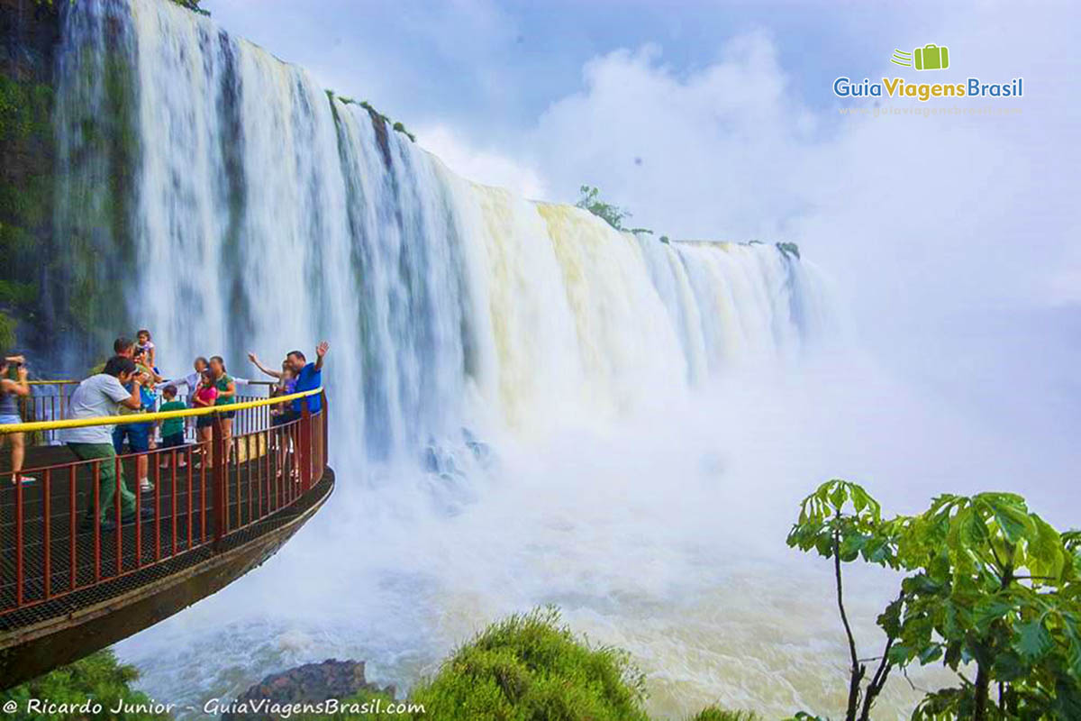 Imagem de um do mirantes inferiores, onde os turistas podem se molhar um pouco.