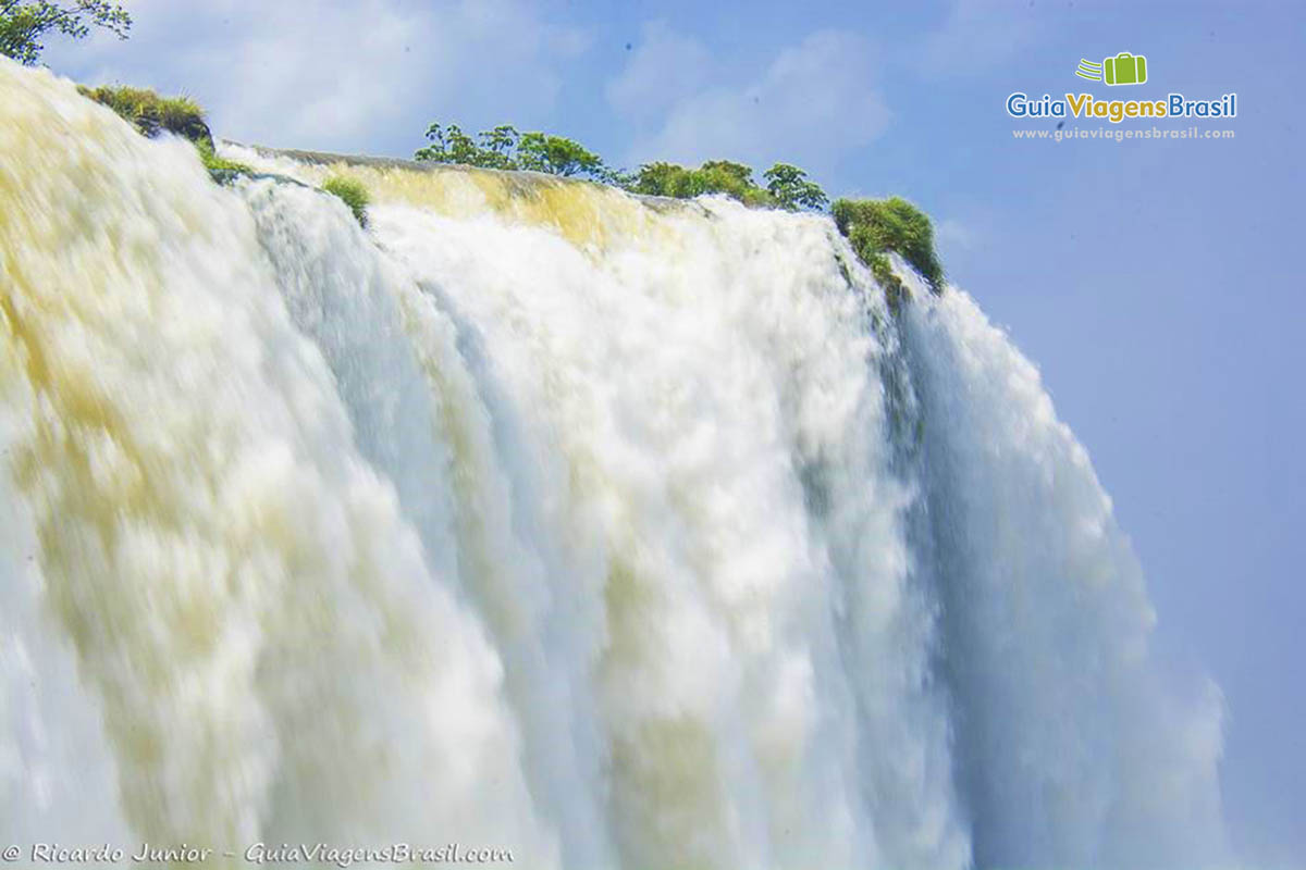 Imagem do topo de uma das quedas das Cataratas do Iguaçu.