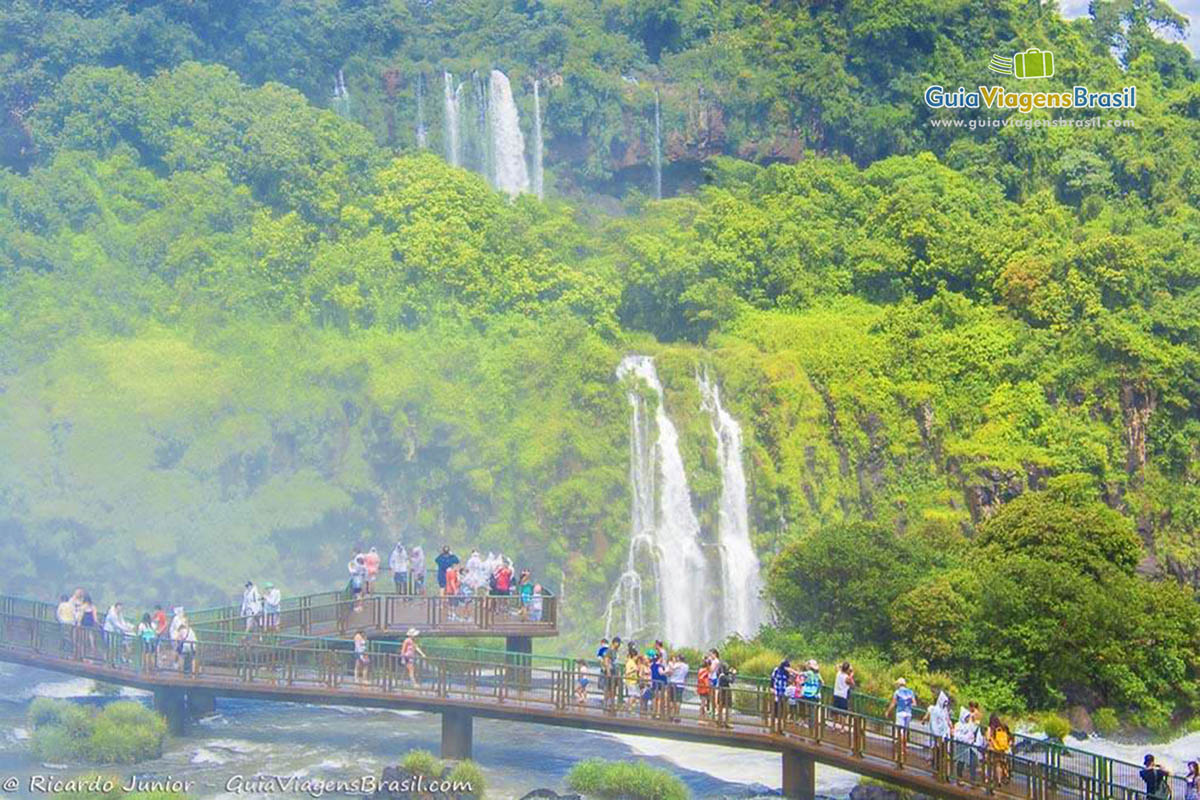 Imagem de turistas andando nas pontes das Cataratas, no Parque Nacional do Iguaçu.