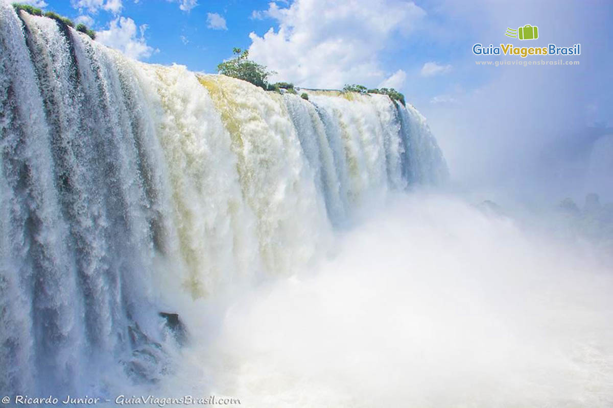 Imagem da queda das Cataratas e seu grande volume de água.