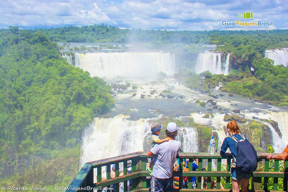 Imagem da família curtindo a bela visão do Parque.