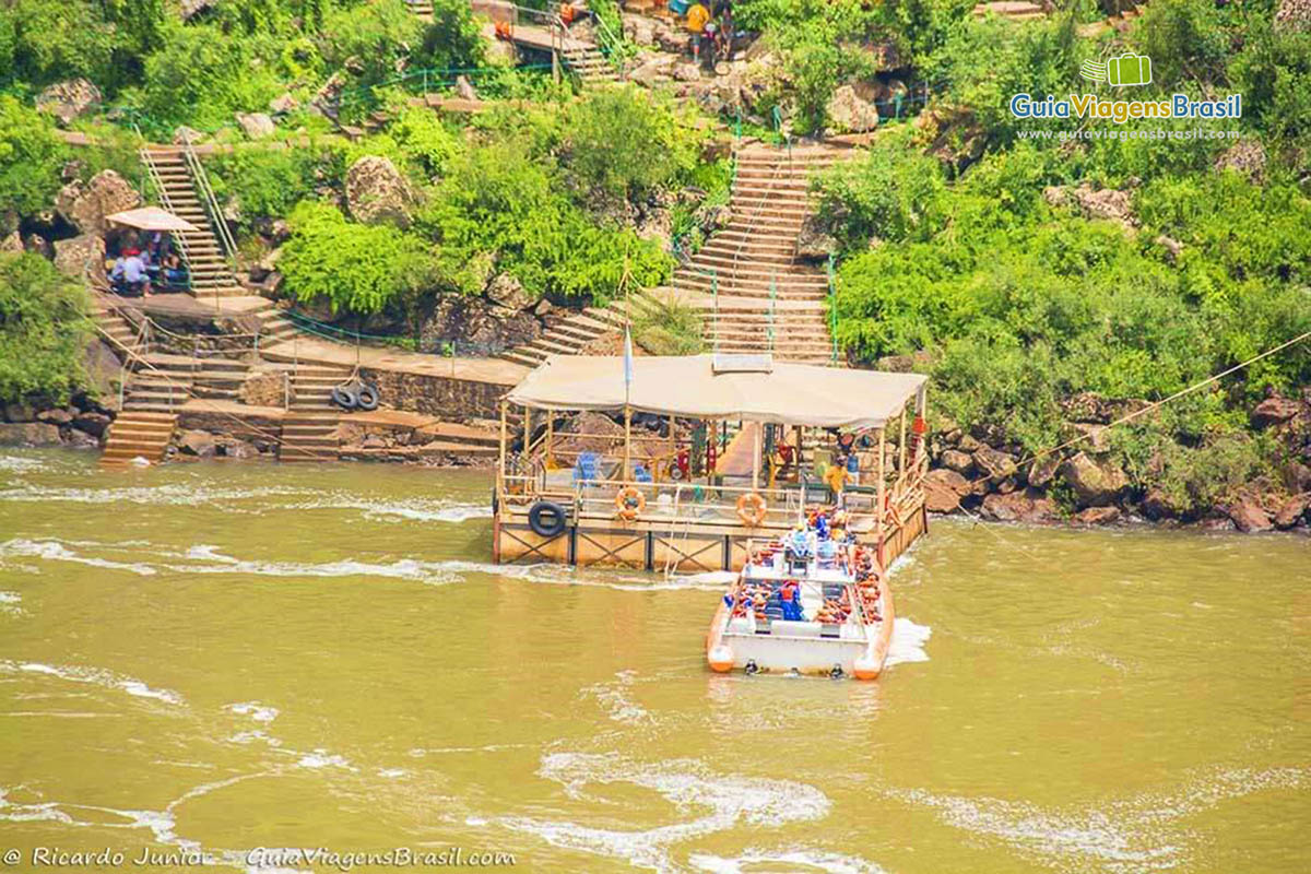 Imagem do barco que leva turistas nas águas das Cataratas do Iguaçu.