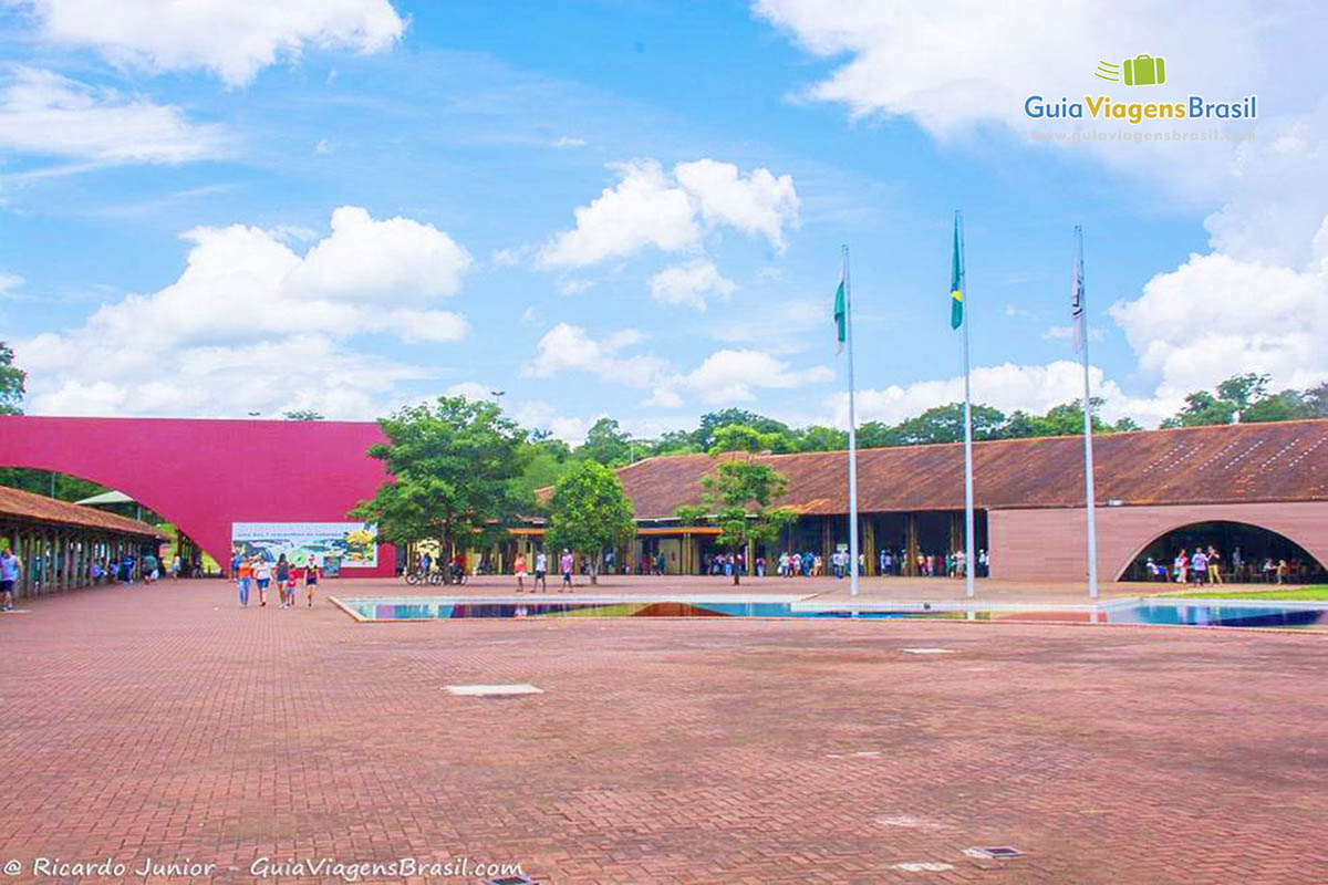 Imagem da entrada do Parque Nacional do Iguaçu.