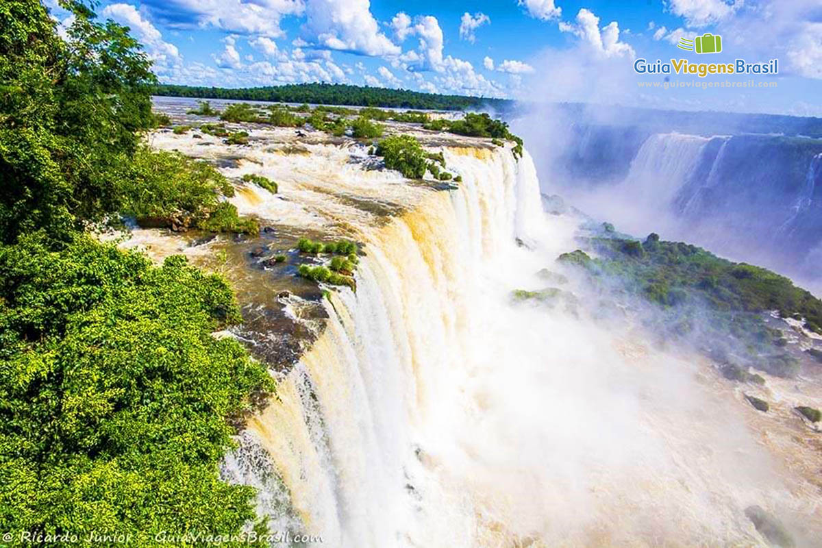 Imagem da beleza das águas na quedas.