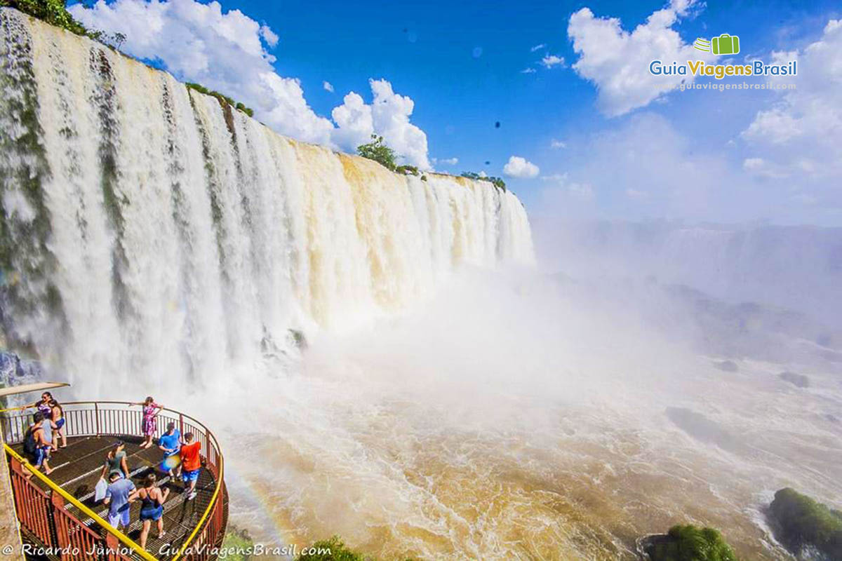 Imagem do mirante inferior, onde os turistas já começam a se molhar.