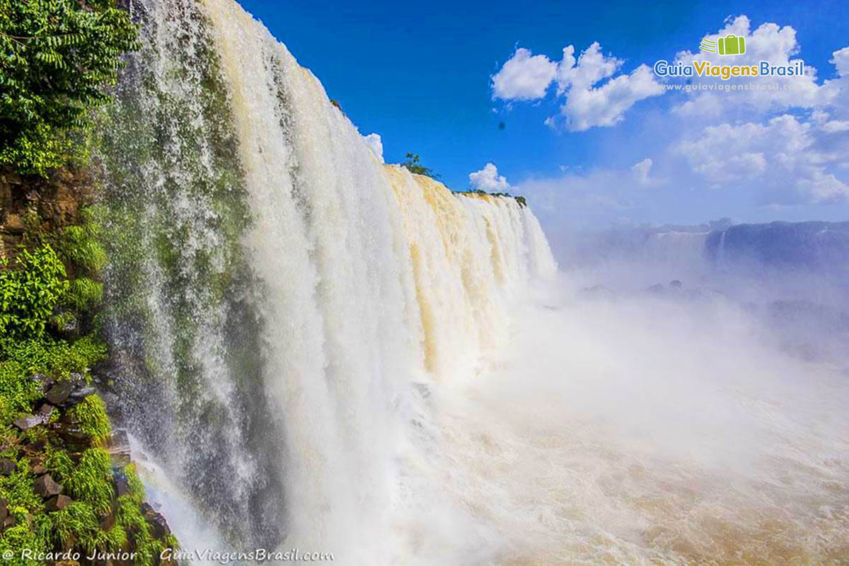 Imagem de muro de águas.