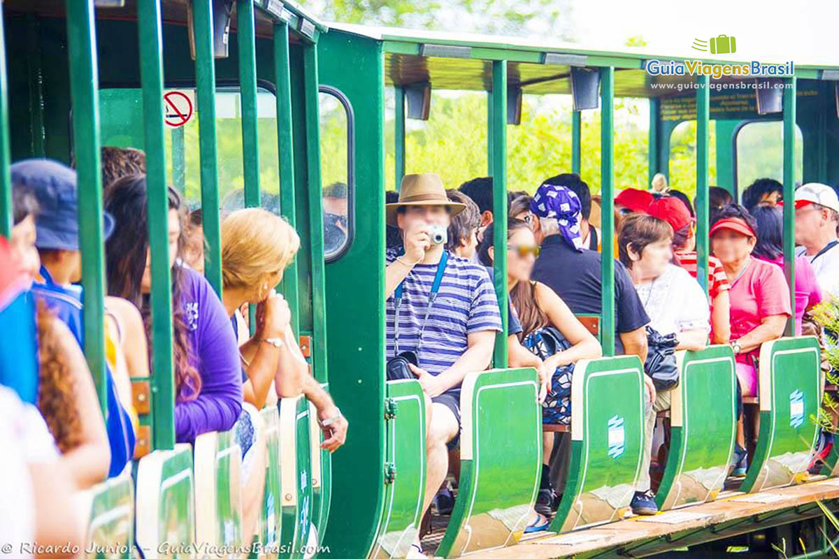 Imagem de turistas no trem, indo ver uma das sete maravilhas do mundo.