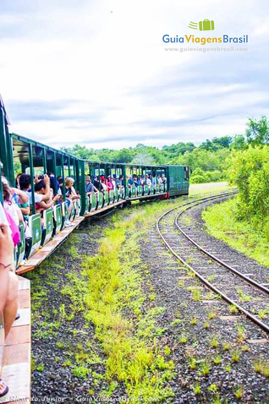 Imagem do trem partindo para as cachoeiras.