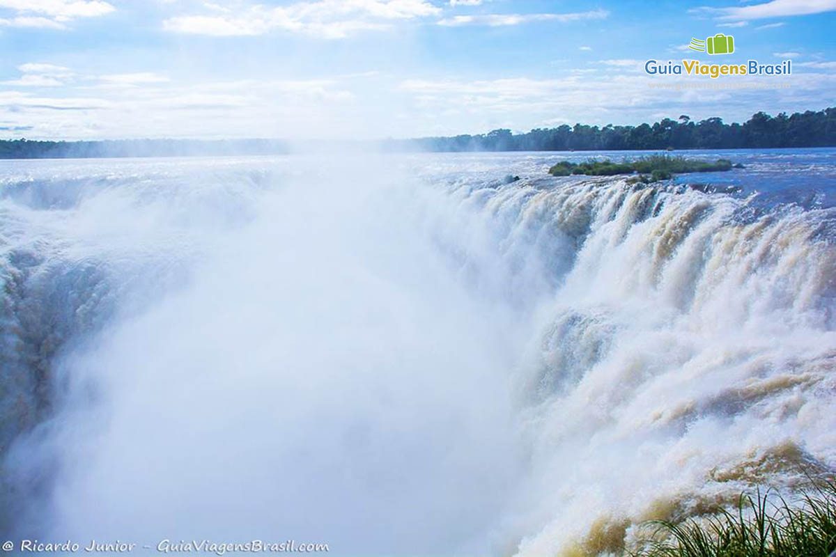 Imagem da grande queda das Cataratas que forma uma cortina branca de espumas.