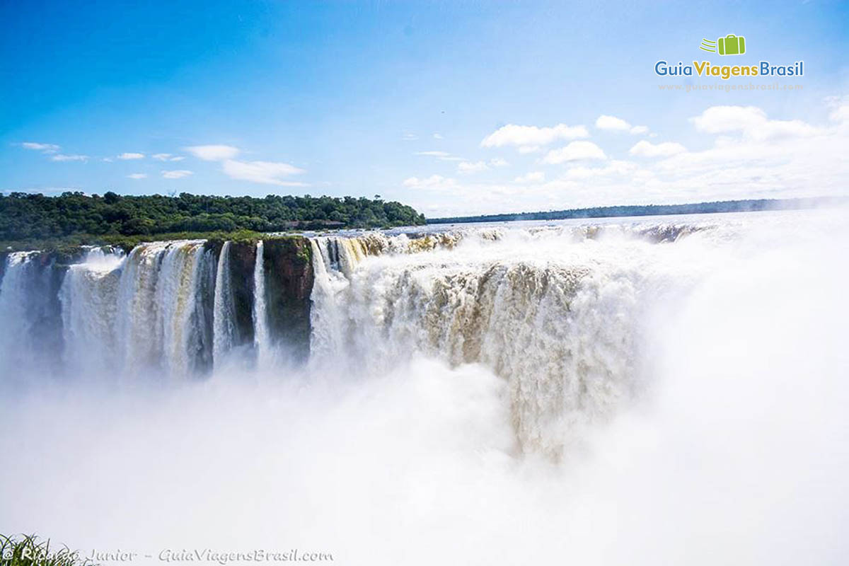 Imagem das Cataratas que impressiona pela volume de água.