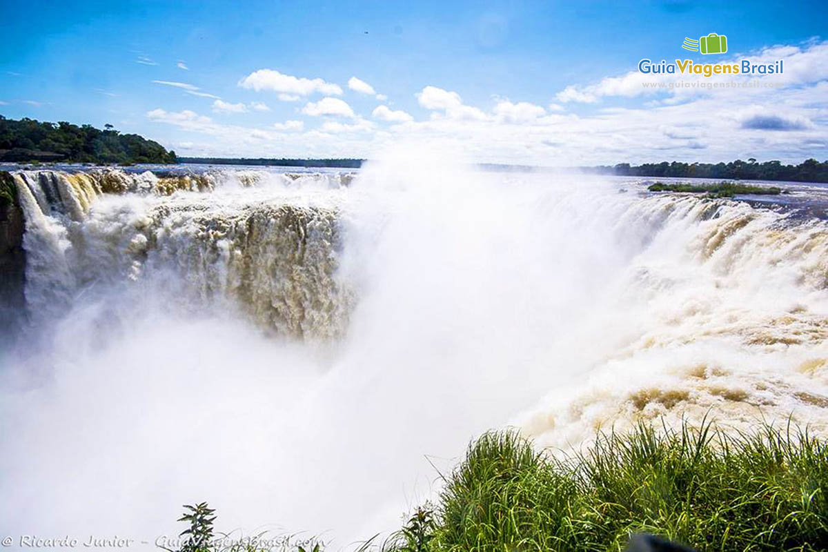 Imagem das Cataratas em formato de um U.