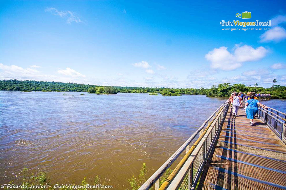 Imagem da extensa passarela das Cataratas do Iguazu.