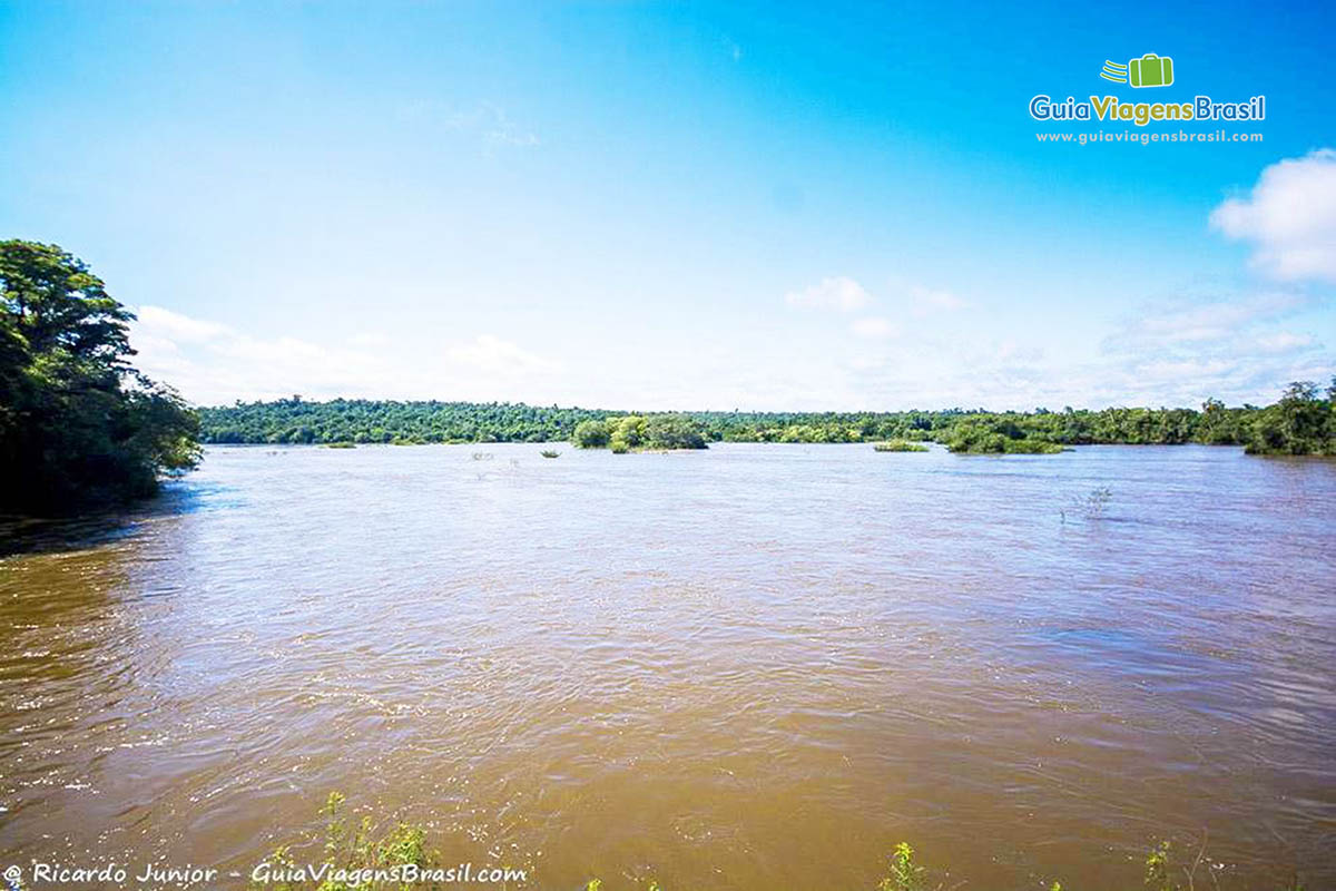 Imagem das águas das Cataratas do Iguazu, Argentina.