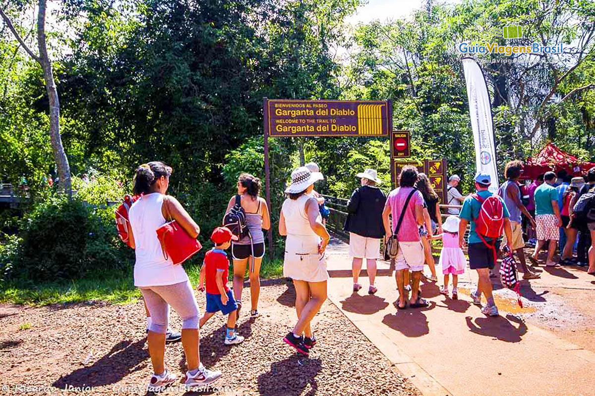 Imagem de turistas chegando na Garganta do Diabo. 