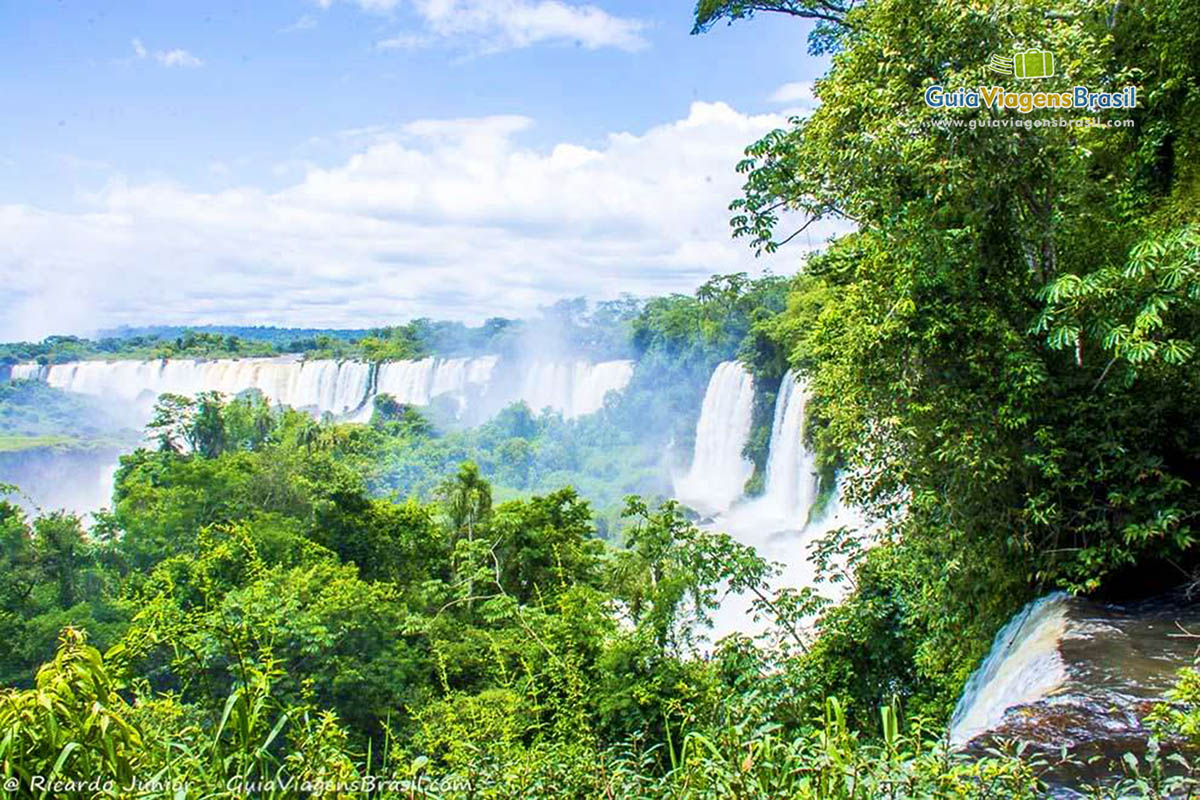 Imagem das Cataratas e turistas conseguem chegar bem próximo as quedas.