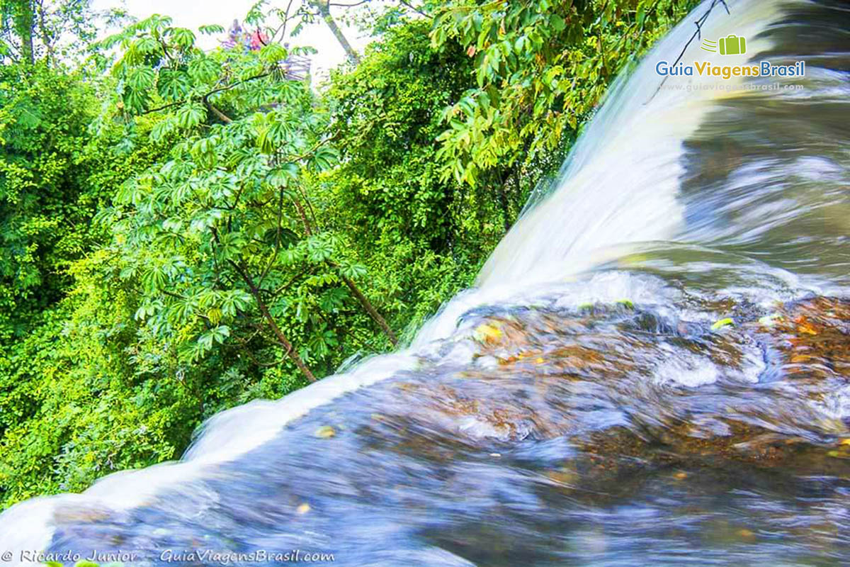 Imagem do topo das Cataratas, as águas transparentes caindo. 