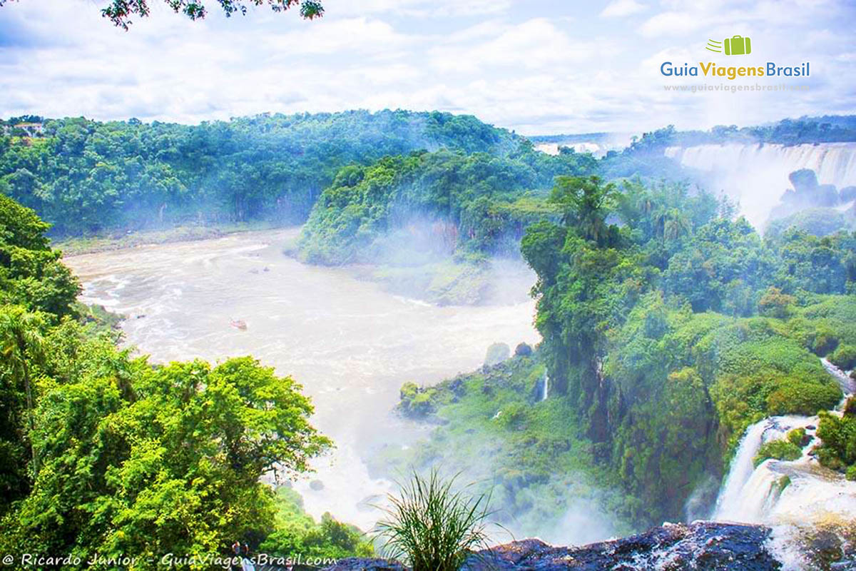 Imagem das Cataratas com a mata extremamente preservada. 