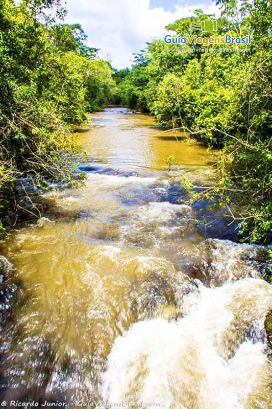 Imagem de pequenas quedas e rio.