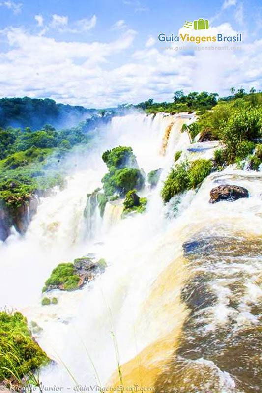 Imagem da queda das águas mas vista de cima.